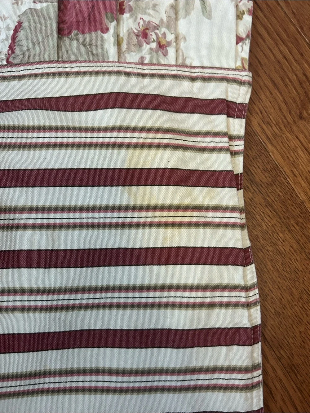 Waverly Garden Rose place mats. A few stains shown in pictures. 4 piece.